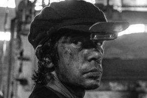 Radicalismo y punk callejero fluyen por las venas de esta película basada en hechos reales que acaba de estrenarse en streaming: ‘Limónov’