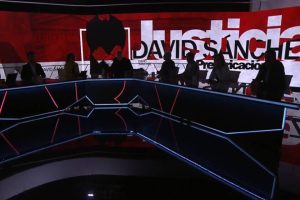 Problemas técnicos y platós a oscuras pero funcionando, así es como las cadenas de TV han podido emitir durante el apagón