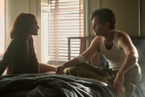 Los showrunners de 'You' no querían redimir al protagonista, pero tenían un final alternativo sobrenatural que lo hubiera cambiado todo