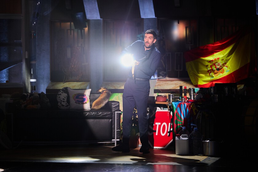 Ni luz, ni público. Cómo David Broncano pone patas arriba su programa para salvarlo en las peores circunstancias