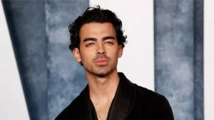 Joe Jonas sorprende a sus fans sirviendo café en panadería venezolana de Miami