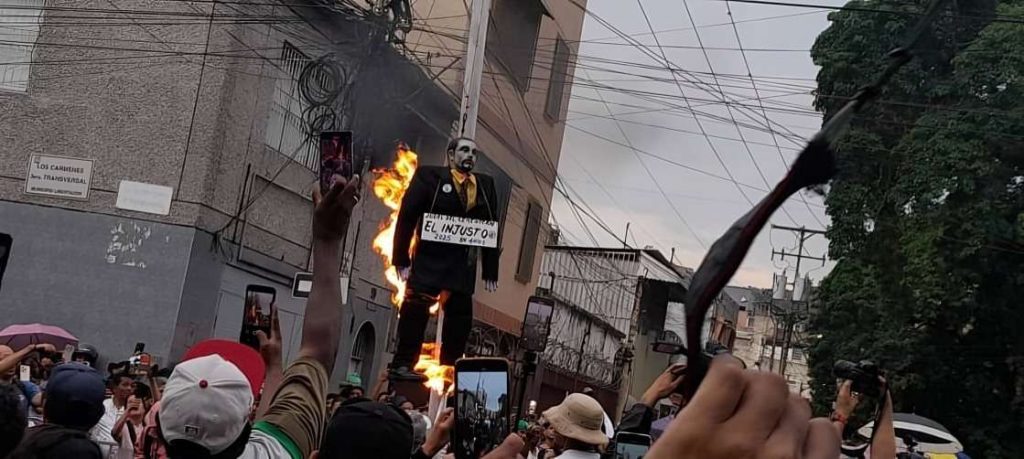 Bukele y Trump protagonizaron la quema de Judas en Caracas