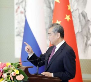 Canciller chino destaca que relación con Rusia fortalece la multipolaridad