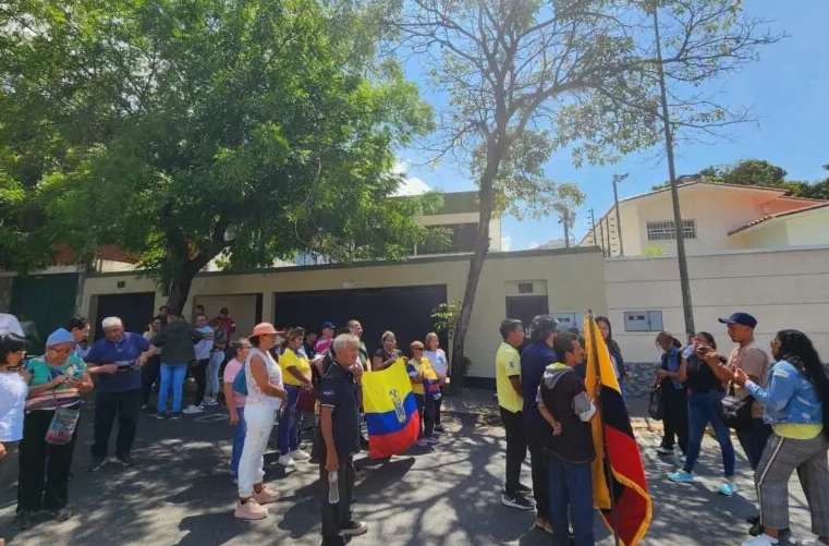 Miles de ecuatorianos residentes en Venezuela denuncian exclusión del proceso electoral