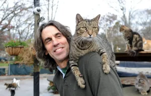 Chris Arsenault entregó su vida por los gatos en su refugio