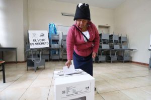 Cierran las urnas en Ecuador con participación del 83.76 por ciento