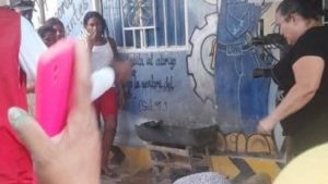 Sicarios acribillaron a una pareja de venezolanos frente a sus hijos en Colombia: Dejaron escalofriante nota