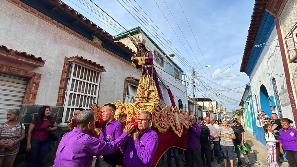Con la bajada del Nazareno histórico inicia la Semana Santa en Barcelona