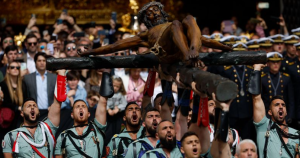 Miles de turistas y malagueños han acompañado al Santísimo Cristo de la Buena Muerte y Ánimas