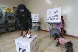 Denuncian irregularidades en escrutinio de elecciones ecuatorianas