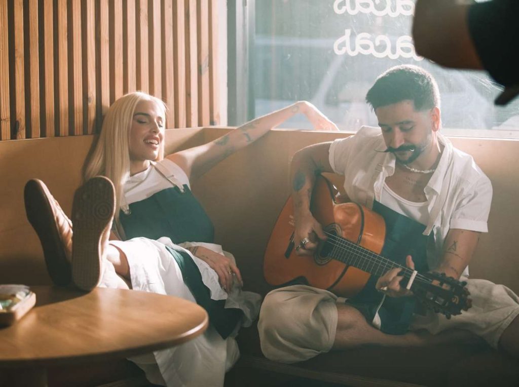 Elena Rose se juntó con Camilo y Los Ángeles Azules en una cumbia