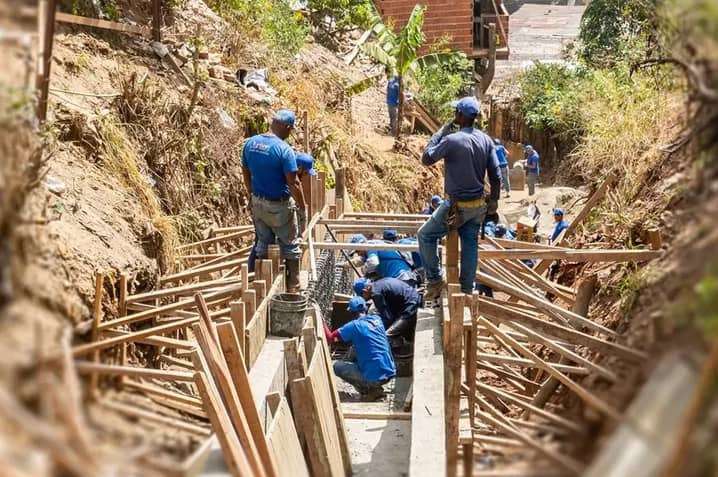 Embaulan quebradas en la parroquia Antímano