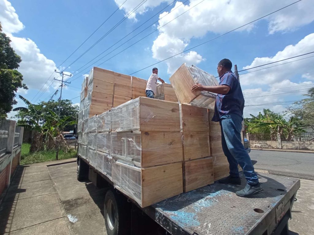 Entregan 520 mesa-sillas a municipio de Monagas