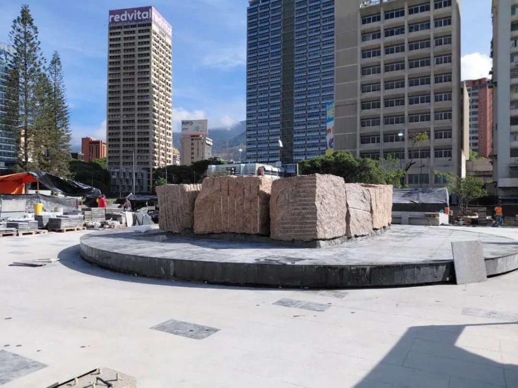 Erigen monumento a Rusia en la Plaza Venezuela