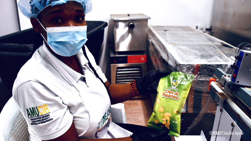 Al son de la papachina, mujeres y jóvenes del Pacífico colombiano muestran sus saberes y fortaleza