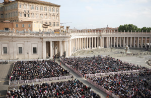 Las solemnes imágenes del traslado del papa Francisco a la Basílica de San Pedro