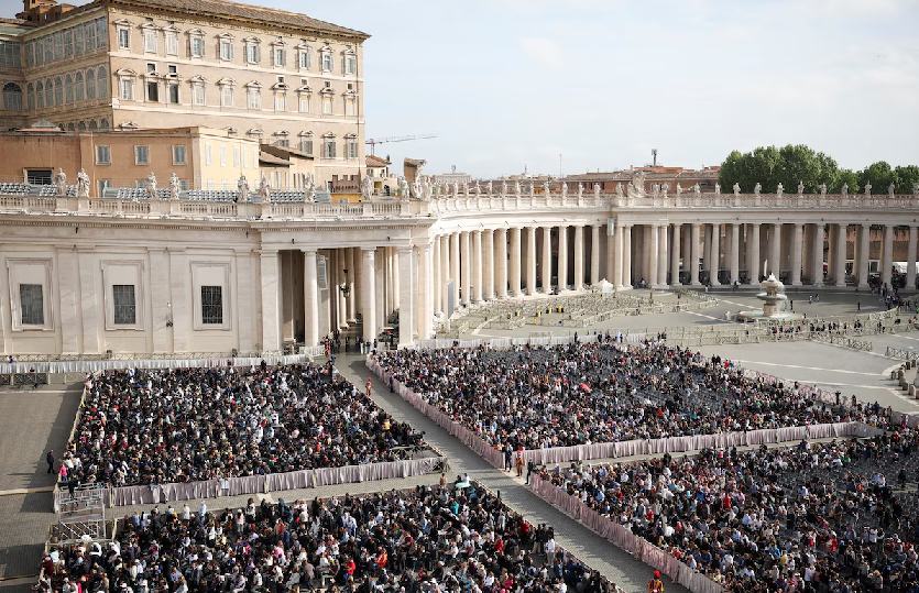 Las solemnes imágenes del traslado del papa Francisco a la Basílica de San Pedro