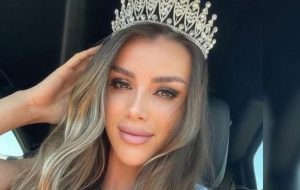 Fallece una famosa modelo al caer de un puente mientras huía de un control policial