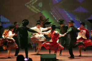 Inauguraron IV Fitp con obra sobre los 200 años de Bolivia