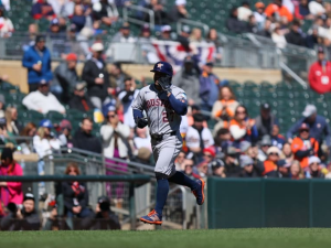 José Altuve muestra su poder abriendo juego