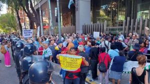 Jubilados argentinos sufren otra jornada de represión y violencia