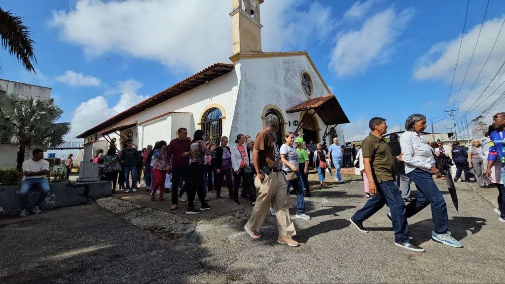 La feligresía recorrió los 7 templos en las regiones este Viernes Santo