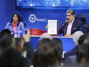 Maduro firma decreto de emergencia económica