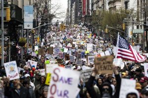 "Manos Fuera": Estadounidenses protestan contra Trump y Musk en 50 estados de EEUU