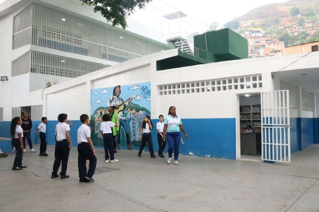 Más de 500 estudiantes de escuela de La Vega beneficiados con el PAE