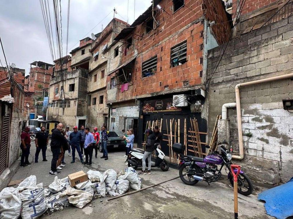 Miembros de la Comuna Fruto Vivas rehabilitan vía principal en Petare Sur