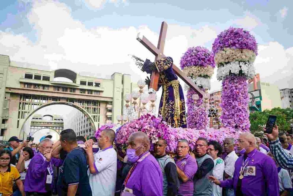 Miles de devotos acompañan al Nazareno de San Pablo en procesión en Caracas