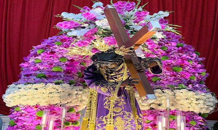 Orquídeas colman los alrededores de la Basílica de Santa Teresa para venerar al Nazareno de San Pablo