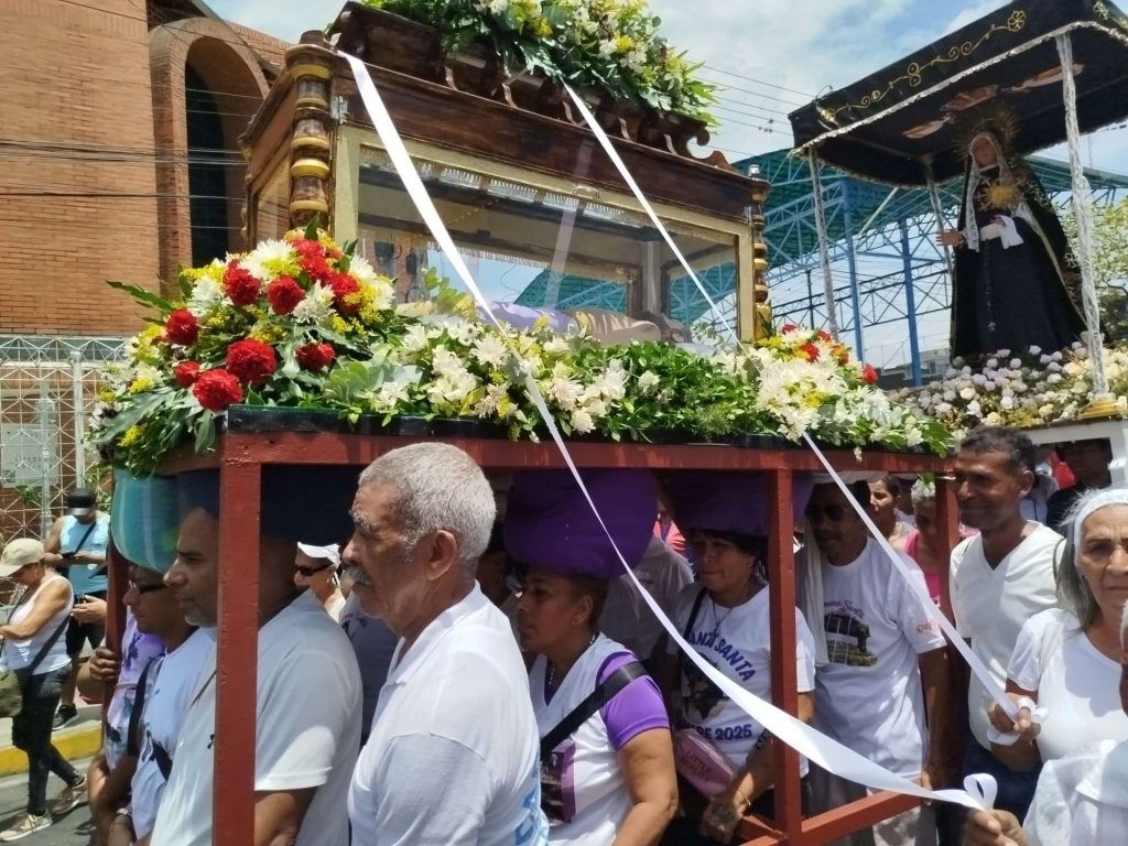 Ocumareños reviven histórica procesión del Santo Sepulcro desde el sector Pampero