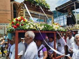 Ocumareños reviven histórica procesión del Santo Sepulcro desde el sector Pampero