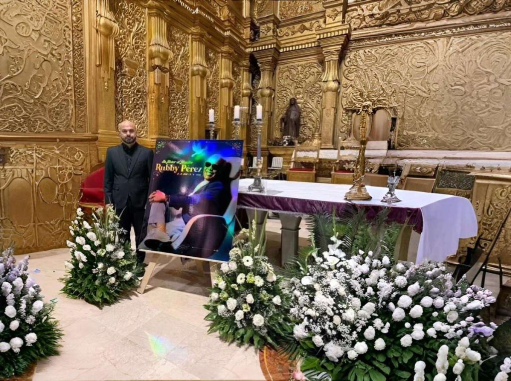 Omar Enrique rinde tributo a Rubby Pérez con emotiva misa
