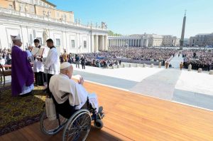 Papa Francisco aparece ante los fieles en la plaza de San Pedro