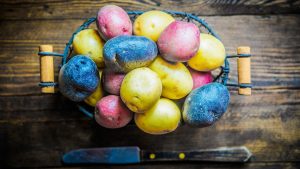 Estadounidenses tiñen papas y cebollas para la Pascua por altos precios