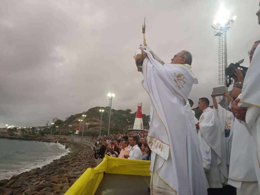 Pescadores y feligreses reciben bendición del mar en La Guaira