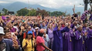 Presidente Maduro saluda a feligresía católica