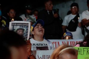 Realizan vigilia frente a la embajada de El Salvador