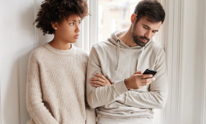 qué es el “microcheating”, el nuevo rostro de la infidelidad