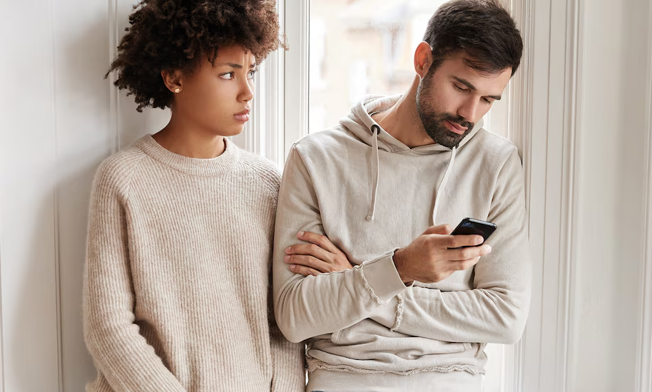 qué es el “microcheating”, el nuevo rostro de la infidelidad