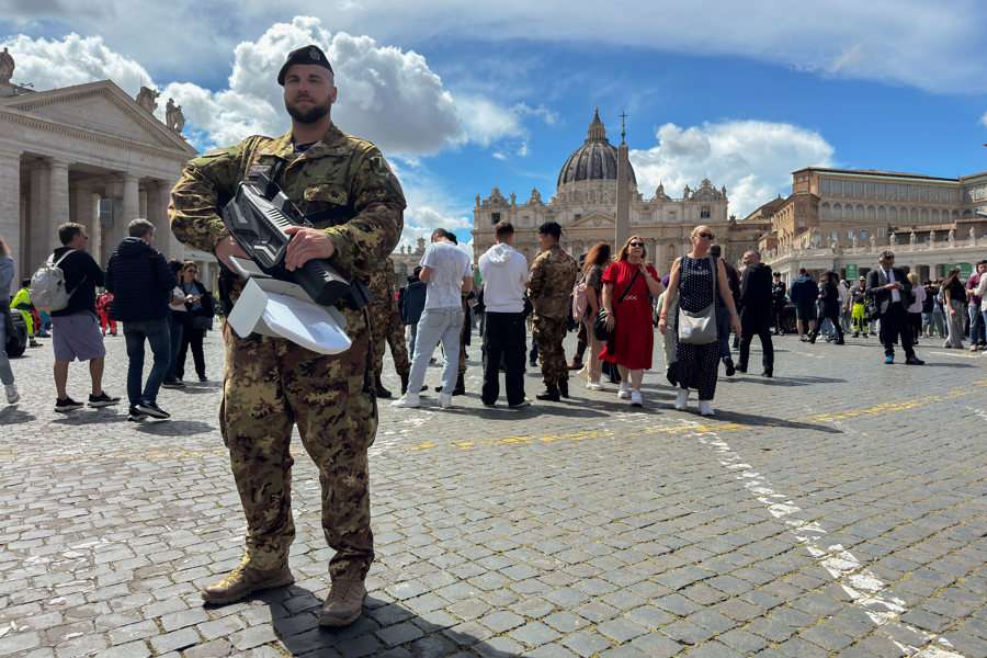 Refuerzan seguridad para acto de traslado del féretro del papa