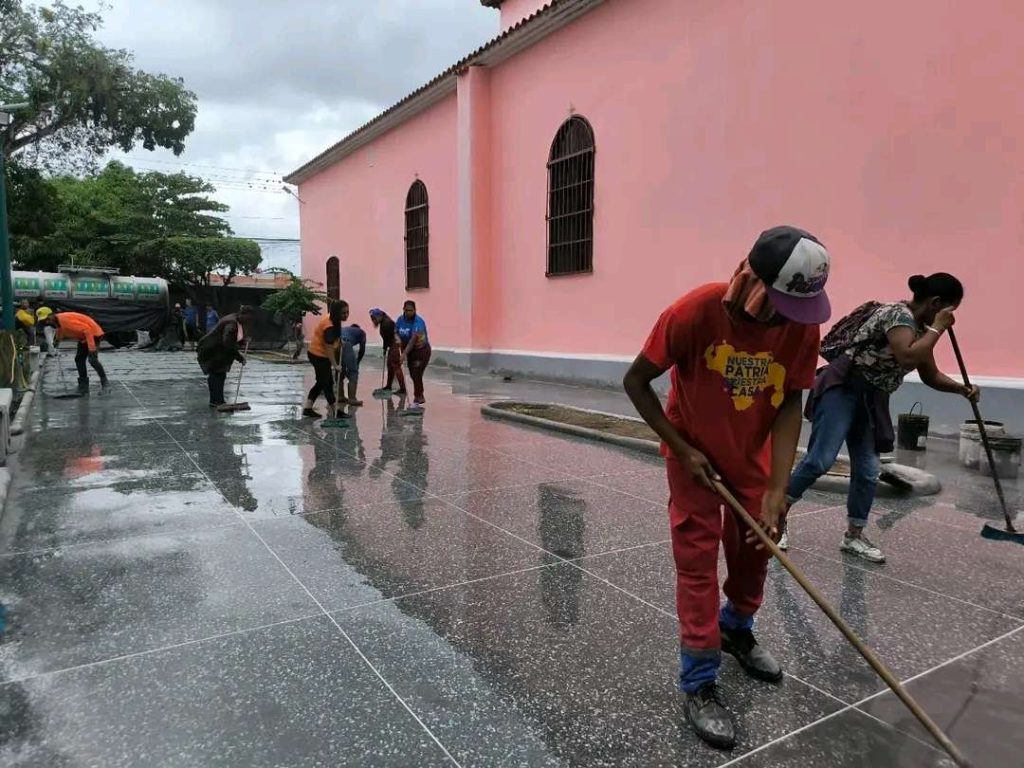 Rehabilitan plaza Bolívar de Ocumare del Tuy