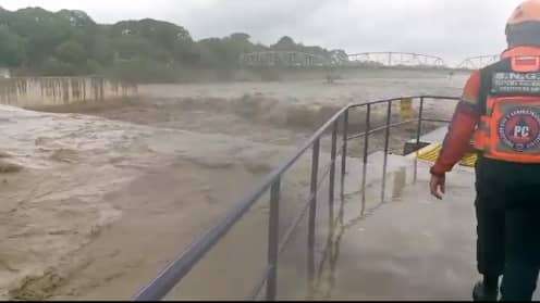 Reportan desbordamiento de ríos y colapso de la vía Barinas-Mérida