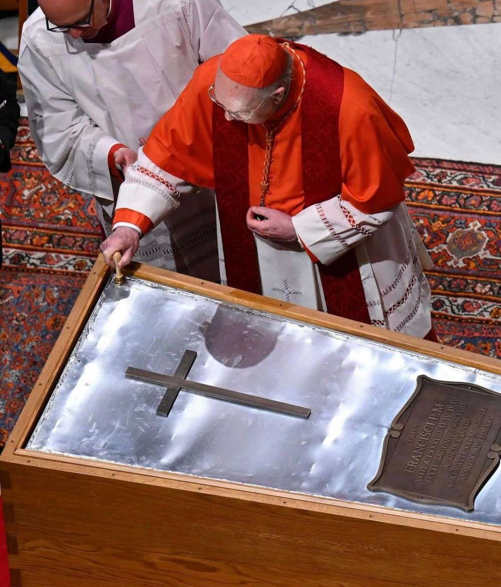 Sellan el ataúd del papa Francisco cumpliendo el ritual antes del funeral