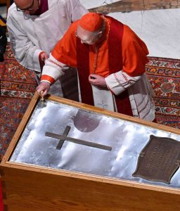 Sellan el ataúd del papa Francisco cumpliendo el ritual antes del funeral