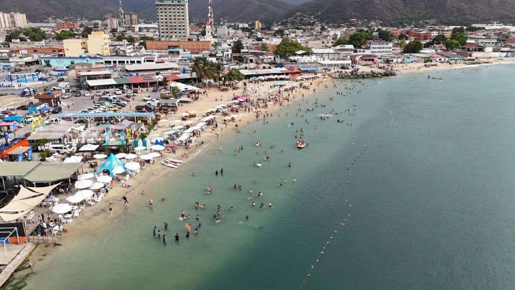 Temporadistas abarrotan playas del litoral carabobeño 
