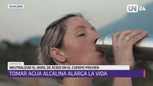 Tomar agua alcalina puede alargar la vida