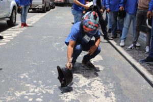Trabajadores del INTT canjean casco Sandoval por uno adecuado
